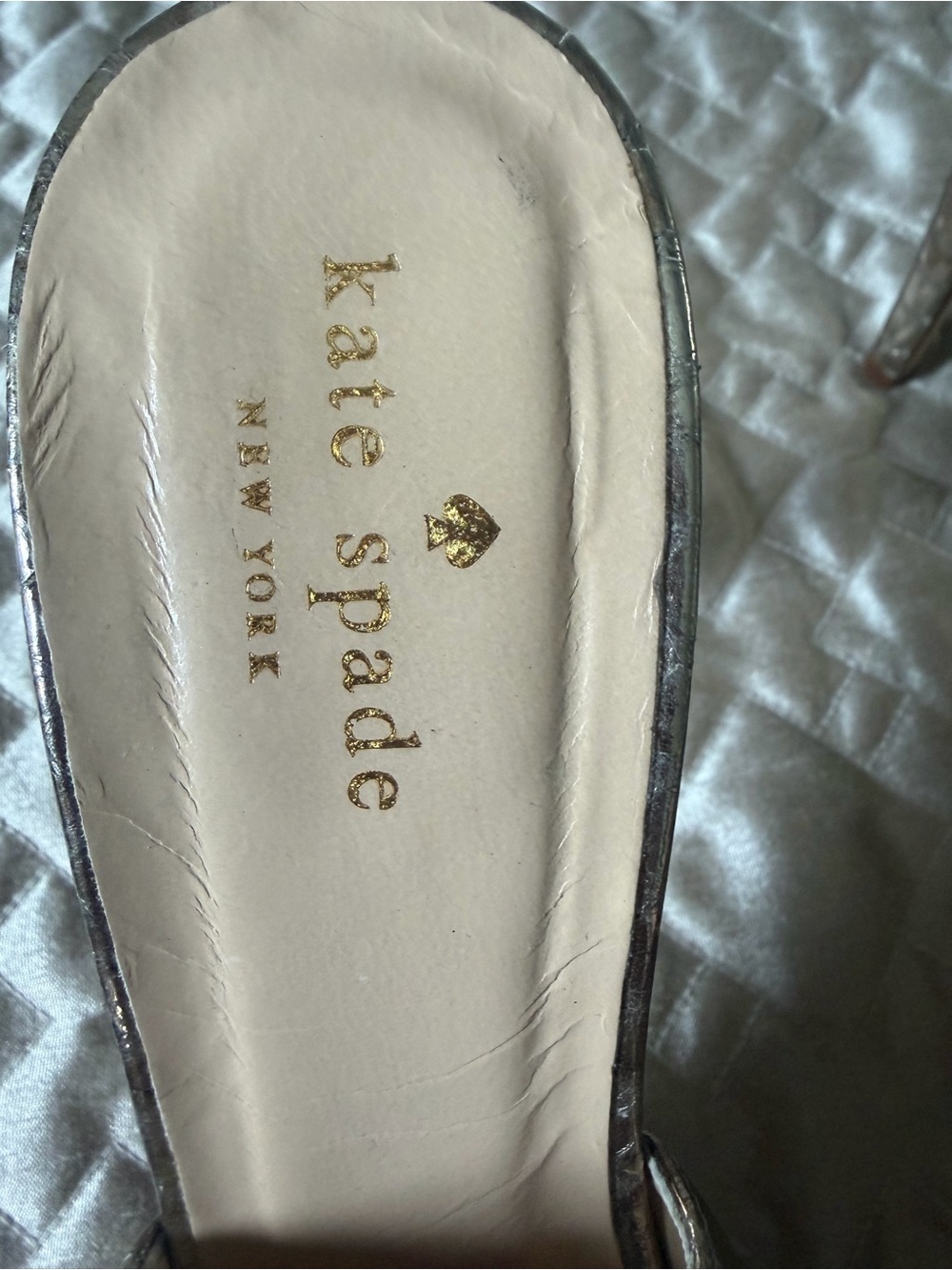 Kate Spade New York Genna Gold Metallic Crocodile Embossed Heels Size 8.5 B - Picture 4 of 8